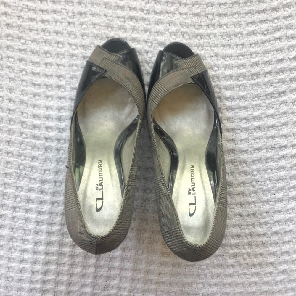 Ladies heels, size 7 black,while,red